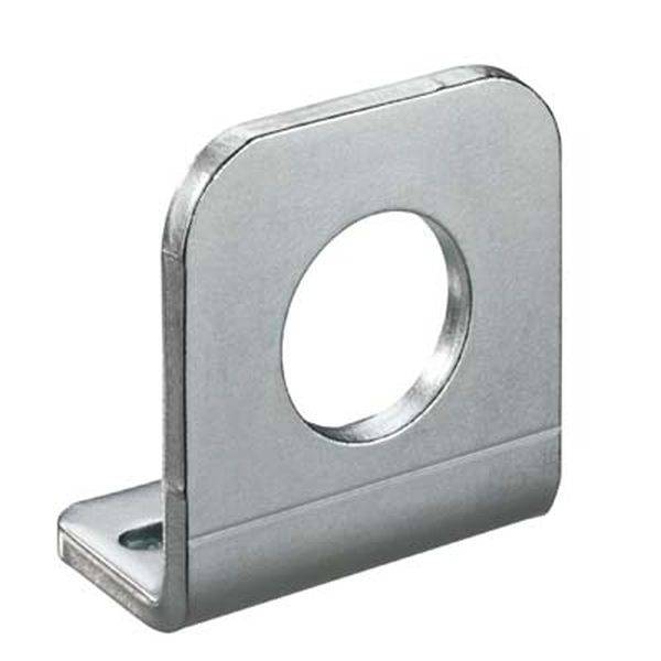 Metallwinkel mit runder Aussparung in der Mitte und einem Loch an der Basis. Verwendet zur Befestigung oder Stabilisierung von Strukturen.