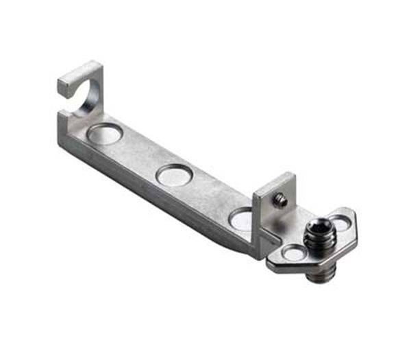 Metallhalterung in L-Form mit Schraubverschluss und mehreren runden Löchern entlang der seitenlängeren Fläche.