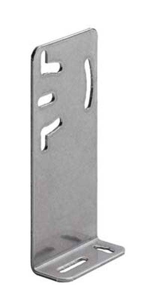 Metallwinkel mit mehreren ovalen Löchern zur Befestigung. Silbernes Material, perspektivisch fotografiert.