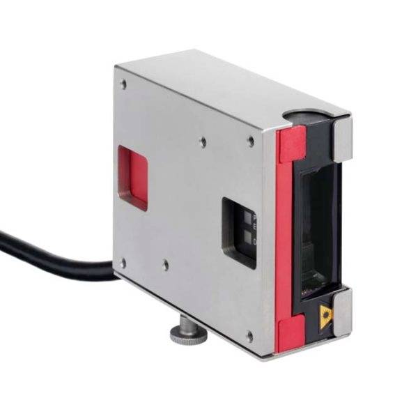 Ein rechteckiger Industriesensor mit silbernem Gehäuse, rotem Detailstreifen und einem Anschlusskabel. Vorwiegend für die maschinelle Bildverarbeitung.