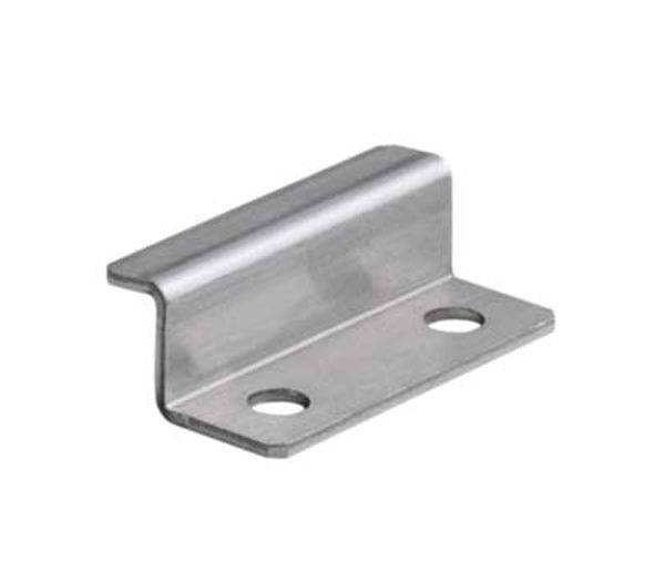 Ein silberner Metallwinkel mit zwei Löchern zur Befestigung, auf weißem Hintergrund.