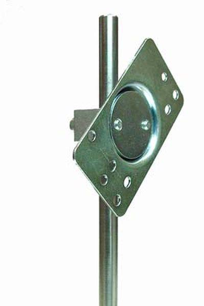 Metallhalterung mit geneigtem rechteckigem Schild und mehreren Löchern, befestigt an vertikalem Metallstab.