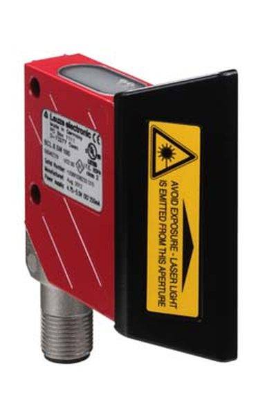 Ein rechteckiger roter Lasersensor mit Produktinformationen und einem Warnhinweis. An der Seite ist eine gelbe Warnung vor Laserlicht.