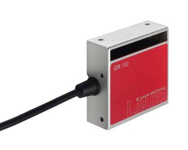 Ein rechteckiger Leuze CR100 Sensor mit rotem Gehäuse und schwarzem Kabel. Er wird verwendet zur Erkennung von Objekten in industriellen Anwendungen.