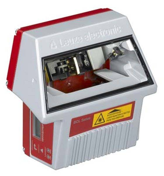 Industrieller Barcode-Scanner von Leuze electronic in Rot und Grau, sichtbar sind Glasfenster und Sicherheitsaufkleber.