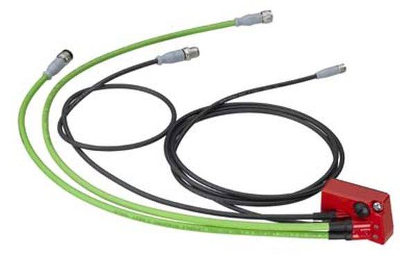 Ein roter Sensor mit mehreren verbundenen schwarzen und grünen Kabeln. Diese Konfiguration dient zur Übertragung von Signalen.