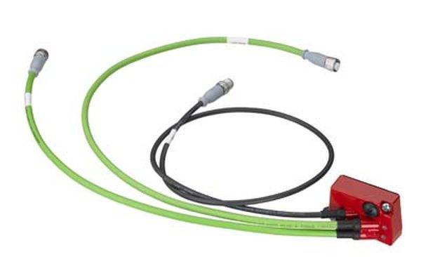 Ein rotes elektrisches Gerät mit zwei grünen Kabeln und einem schwarzen Kabel, die an Anschlüssen befestigt sind. Es scheint für Verbindungstechnologien verwendet zu werden.