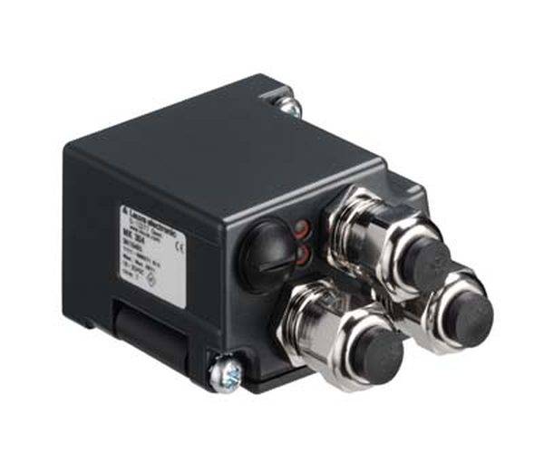 Ein schwarzer elektrischer Anschlusskasten mit drei Metallanschlüssen und Beschriftungen. Geeignet für industrielle Installationen.