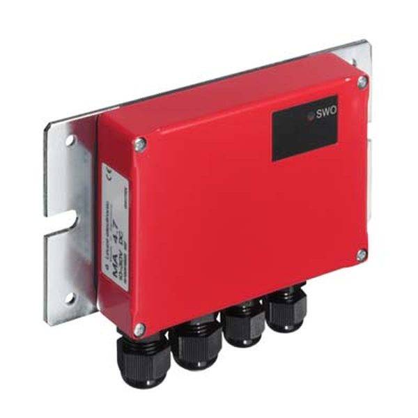 Rotes, rechteckiges Elektronikgerät mit vier schwarzen Anschlüssen, montiert auf einer Metallplatte.