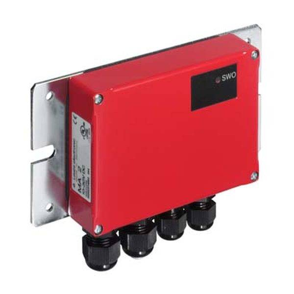 Ein rotes elektrisches Gerät mit vier Kabelausgängen, befestigt an einer Metallhalterung. Es dient zur Verbindungs- oder Steuerfunktion.