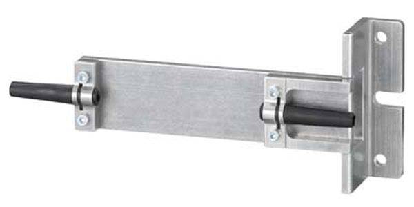 Metallische Wandhalterung mit zwei schwarzen Kabeln, die durch Klemmen an beiden Enden gesichert sind. Geeignet für elektrische Installationen.