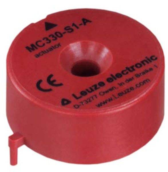 Rotes, rundes Bauteil von Leuze electronic mit der Aufschrift 'MC330-S1-A', dient als Schaltgerät, CE-gekennzeichnet.