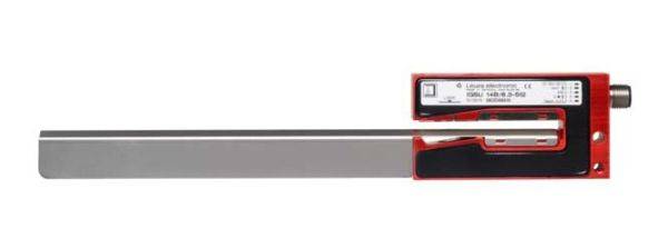 Ein metallisches Bauteil mit rotem Gehäuse und silbernem Hebel, möglicherweise ein mechanisches Gerät zur Positionserkennung oder Steuerung.