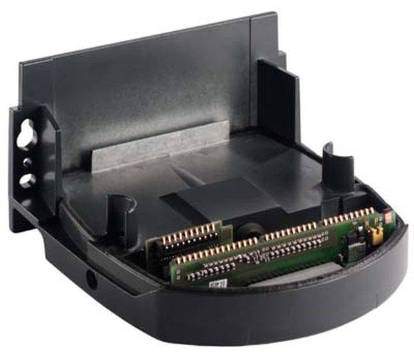 Ein schwarzes elektronisches Gerät mit offenem Gehäuse, das interne Schaltkreise und Anschlüsse zeigt.