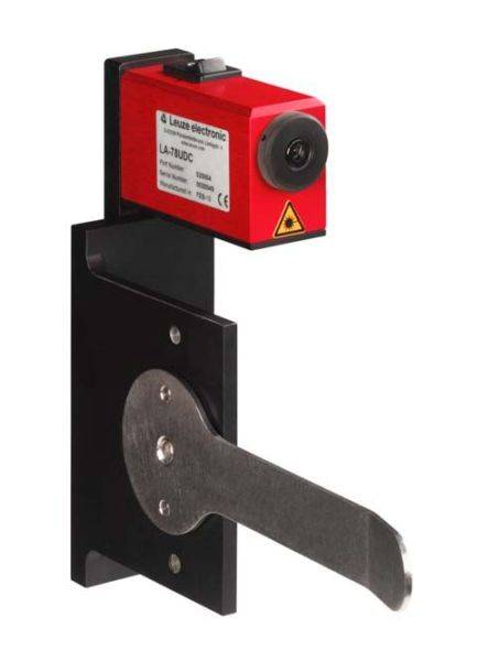 Ein roter Sensor montiert auf einer schwarzen Metallhalterung. Der Sensor hat ein Warnsymbol und eine Produktschrift auf der Vorderseite.