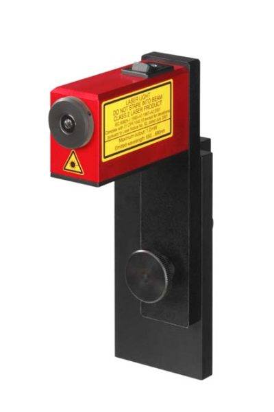 Ein roter Lasersensor in einem schwarzen Halterungssystem, verwendet zur präzisen Positionserkennung oder Abstandsmessung.
