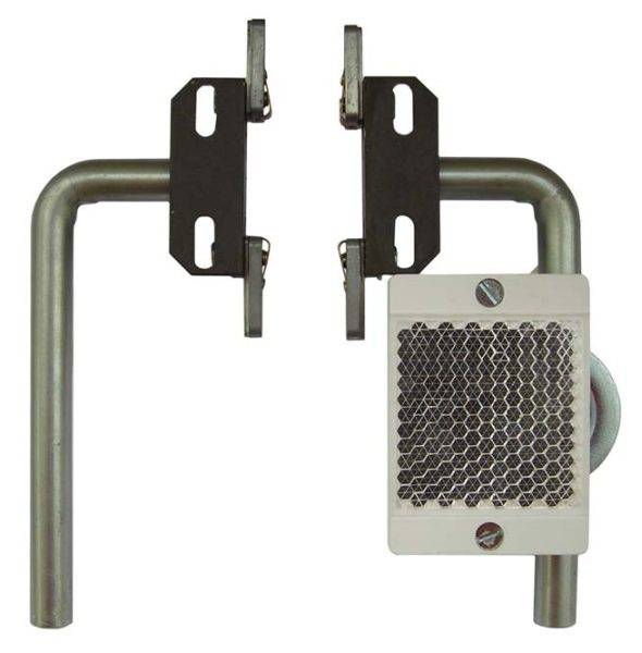 Metallbeschläge und Schutzgitter an einem Rohr in U-Form. Geeignet für mechanische Befestigungen oder Sicherheitsanwendungen.