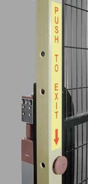 Türbeschlag mit Push-to-Exit-Knopf und gelbem Schild mit rotem Text und Pfeil nach unten, um den Ausgang anzuzeigen.