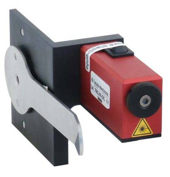 Ein rotes Lasergerät mit Sicherheitskennzeichnung, befestigt an einer Metallplatte. Es scheint für präzise Messungen oder Ausrichtung bestimmt.