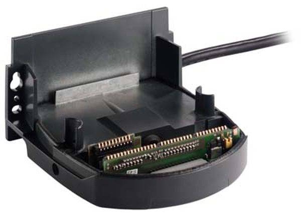 Externer Kartenleser mit offener Abdeckung und sichtbarer Elektronik. Ein schwarzes Kabel ist angeschlossen.