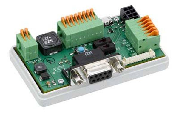 Elektronische Schaltung mit grünem Leiterplatte-Modul, mehreren Schnittstellenanschlüssen und Steckverbindungen in Orange und Schwarz.