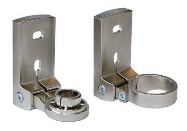 Zwei silberne Halterungen aus Metall, jeweils mit Schraublöchern zur Befestigung. Eine Halterung mit einem Ring, die andere mit einem offenen Haken.