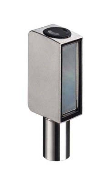 Ein silbernes, rechteckiges Periskop mit schwarzer Linse auf der Oberseite. Es wird häufig in optischen Geräten verwendet.