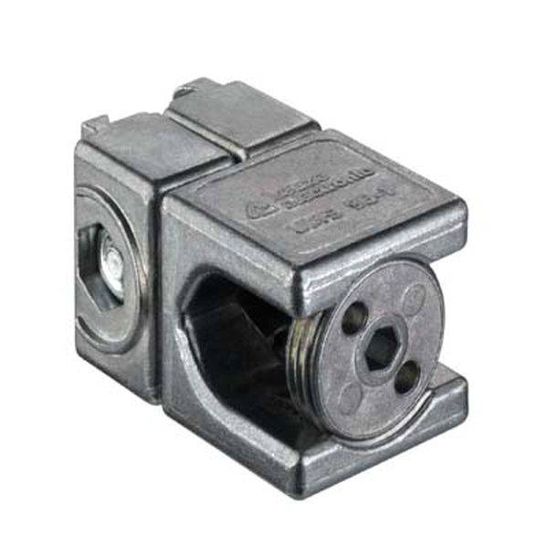 Ein quadratischer, metallischer Steckverbinder mit markanten Schrauben und Schlitzen auf einer Seite, dient zur sicheren elektrischen Verbindung.