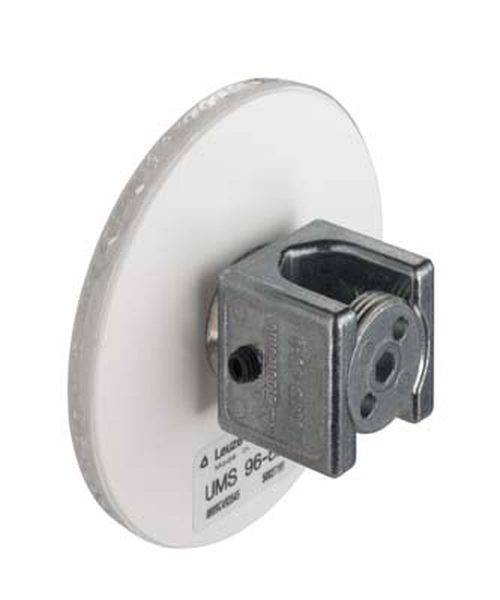 Silberne Metallschelle auf einer weißen Keramikscheibe. Die Schelle hat ein Gewinde zur Befestigung und wirkt robust und industriell.