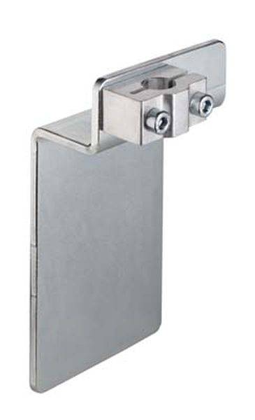 Metallisches L-förmiges Bauteil mit zwei Schrauben an der Oberseite, möglicherweise Teil eines Maschinenbaus oder einer industriellen Anwendung.