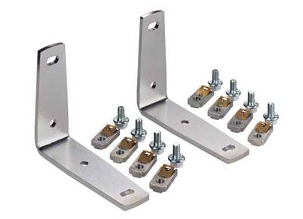 Zwei L-förmige Metallwinkel mit Schrauben und Dübeln, die zur Befestigung oder Montage von Regalen oder ähnlichen Strukturen verwendet werden können.
