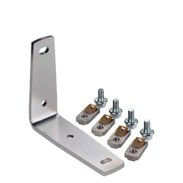 Ein silberner Winkelverbinder mit drei Löchern und dazugehörigen Schrauben und Muttern. Geeignet für die Befestigung von Regalen.