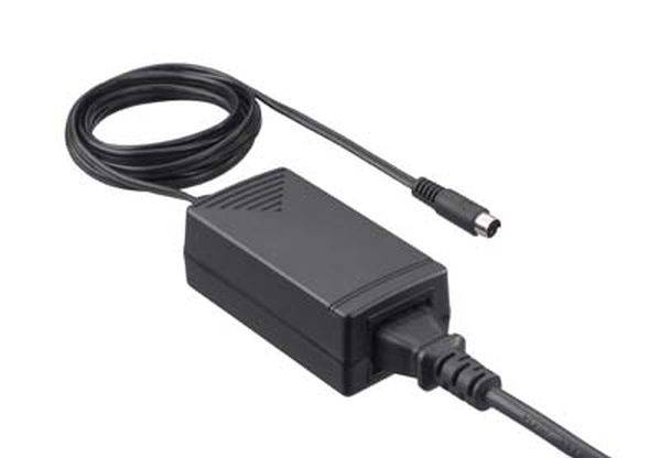 Schwarzes Netzteil mit Netzkabel und rundem Stecker, geeignet für elektronische Geräte, zeigt Standard-Ladegerät-Design.