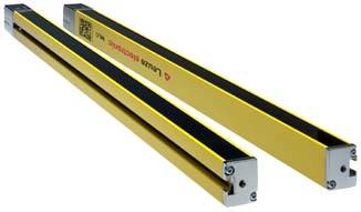 Zwei gelbe Sicherheitslichtschranken mit schwarzen Sensorstreifen, nach vorne geneigt, verwendet für Maschinensicherheit zur Verhinderung von unbefugtem Zutritt.