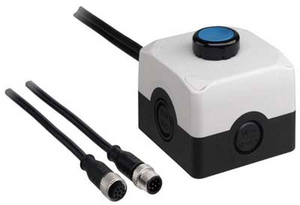 Ein quadratisches Gerät mit einem blauen Knopf oben und zwei Kabeln mit Steckverbindungen. Mögliche industrielle Steuerungsanwendung.