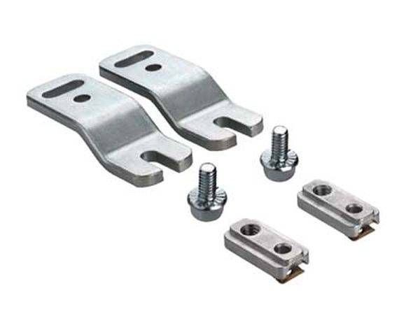 Zwei Metallhalterungen, zwei Schrauben und zwei Befestigungsclips. Komponenten für mechanische Montage oder Befestigungssysteme.