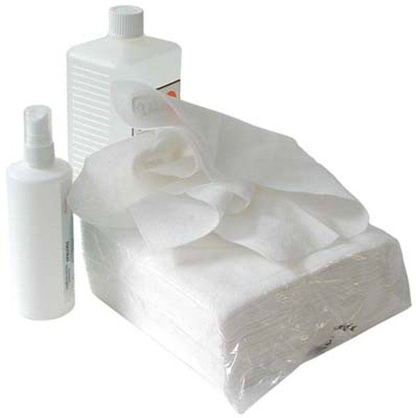 Drei weiße Flaschen mit Reinigungsmittel und ein Paket weißer Tücher, typisch für Hygiene- oder Haushaltsreinigung.