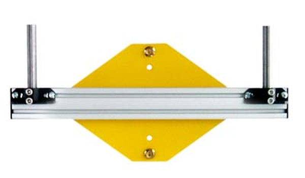 Gelbes, rautenförmiges Bauteil mit silberner Schiene und Schrauben, wahrscheinlich Teil eines mechanischen Geräts oder Systems.
