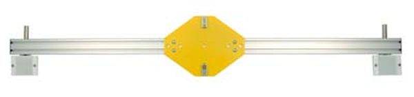 Eine horizontale Metallstange mit einem gelben, rhombusförmigen Mittelstück. Es scheint ein mechanisches Gerät zu sein.