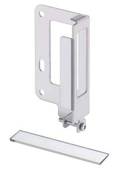 Metallbeschlag mit rechteckiger Form und drei Befestigungslöchern, daneben ein weiteres rechteckiges Bauteil. Komponenten für Sturmsicherung einer Tür.