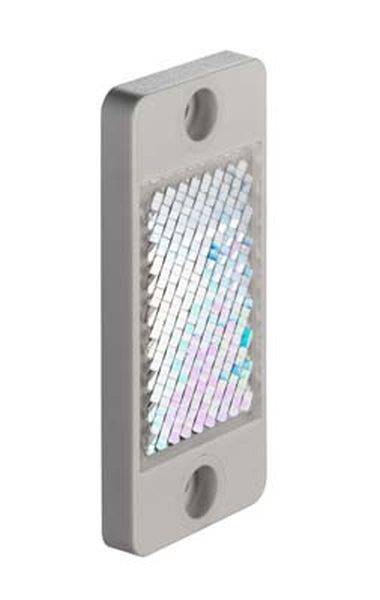 Ein rechteckiges, metallisches Bauteil mit reflektierendem, prismatischem Muster in der Mitte und zwei Löchern für die Befestigung.
