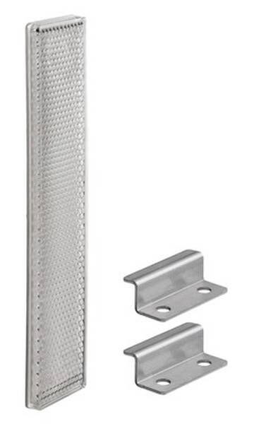 Metallische Reflektoren und Halterungen, wahrscheinlich für industrielle Anwendungen, dargestellt auf weißem Hintergrund.