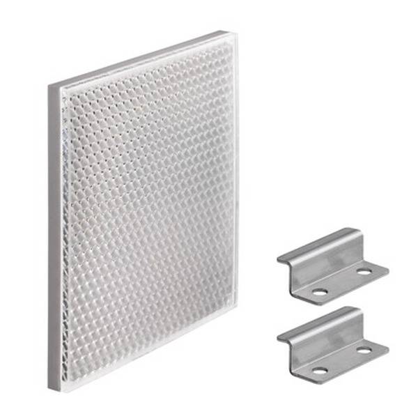 Ein quadratischer Reflektor mit Wabenstruktur neben zwei kleinen Metallhalterungen.