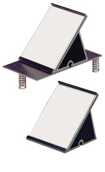 Zwei schwarze, schräg stehende Halterungen mit Federn, halten weiße, rechteckige Tafeln vorne. Sie sind übereinander positioniert.