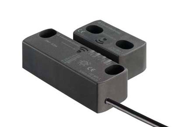 Ein rechteckiger, schwarzer Magnetsensor mit Kabel, geeignet für industrielle Anwendungen. Es enthält Markierungen und Sicherheitszertifikate.
