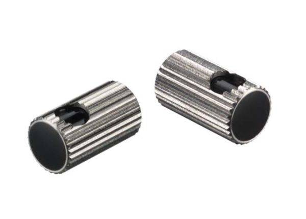 Zwei silberne zylindrische Metallteile mit Rillenstruktur, jeweils mit einem schwarzen Kunststoffkern in der Mitte.
