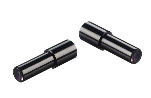 Zwei schwarze zylindrische Metallobjekte auf weißem Hintergrund, die wie Verbindungsteile oder Adapter aussehen.