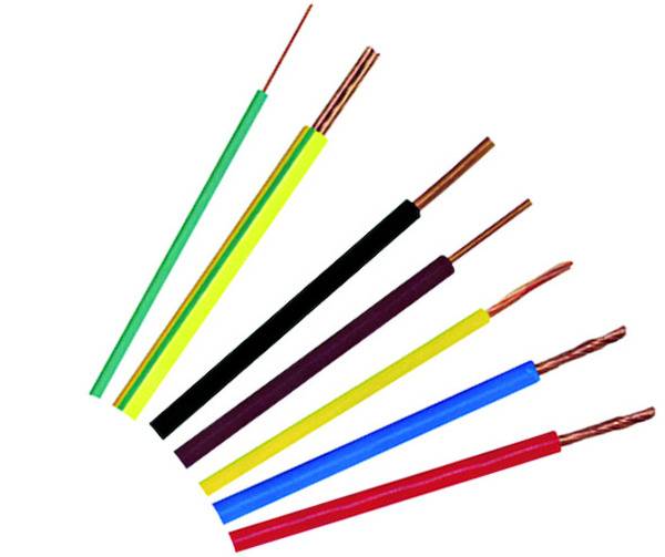 Bunte elektrische Kabel mit freiliegenden Kupferdrähten an einem Ende, nebeneinander in Reihe angeordnet.