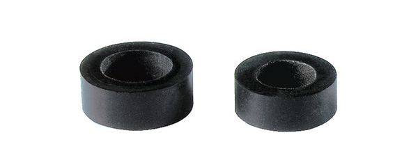 Zwei schwarze Gummidichtungen unterschiedlicher Größe, links die größere, rechts die kleinere. Sie liegen nebeneinander auf einer weißen Fläche.