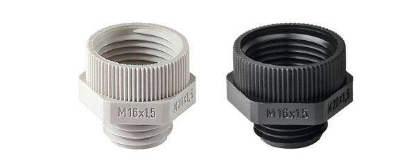 Zwei M16x1,5 Kunststoffadapter, einer weiß, einer schwarz. Sie haben geriffelte Oberflächen und dienen zur Verbindung von Rohren.